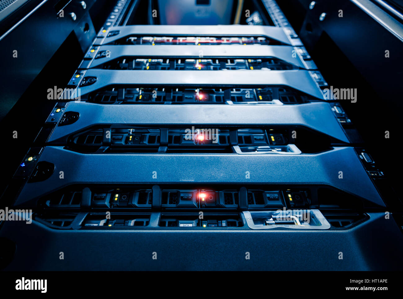 Montage sur rack de serveur d'ordinateur dans le centre de données avec éclairage rouge alarme. Banque D'Images