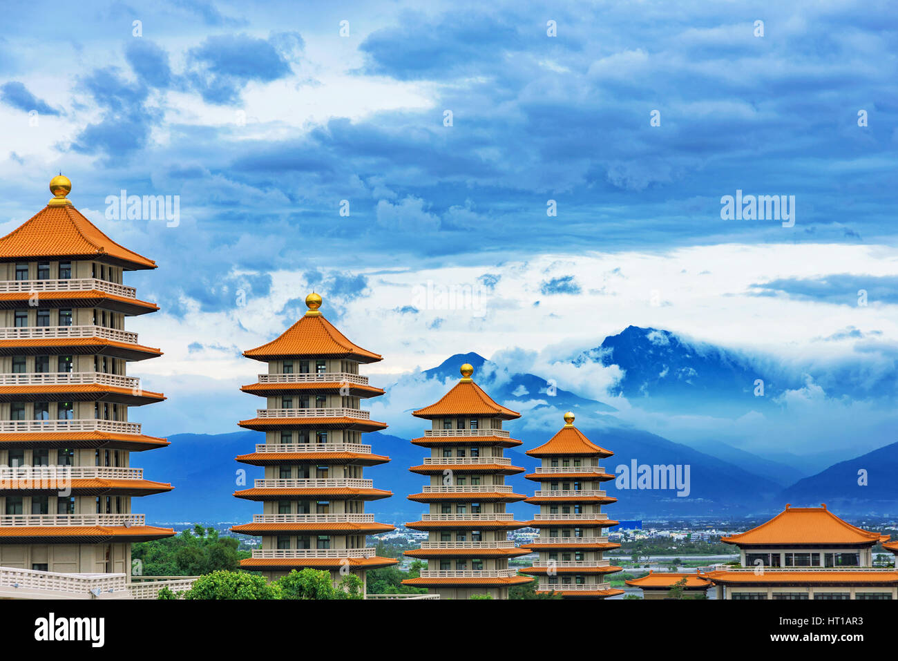 Voir l'oriental traditionnel de pagodes de Fo Guang Shan dans la soirée Banque D'Images