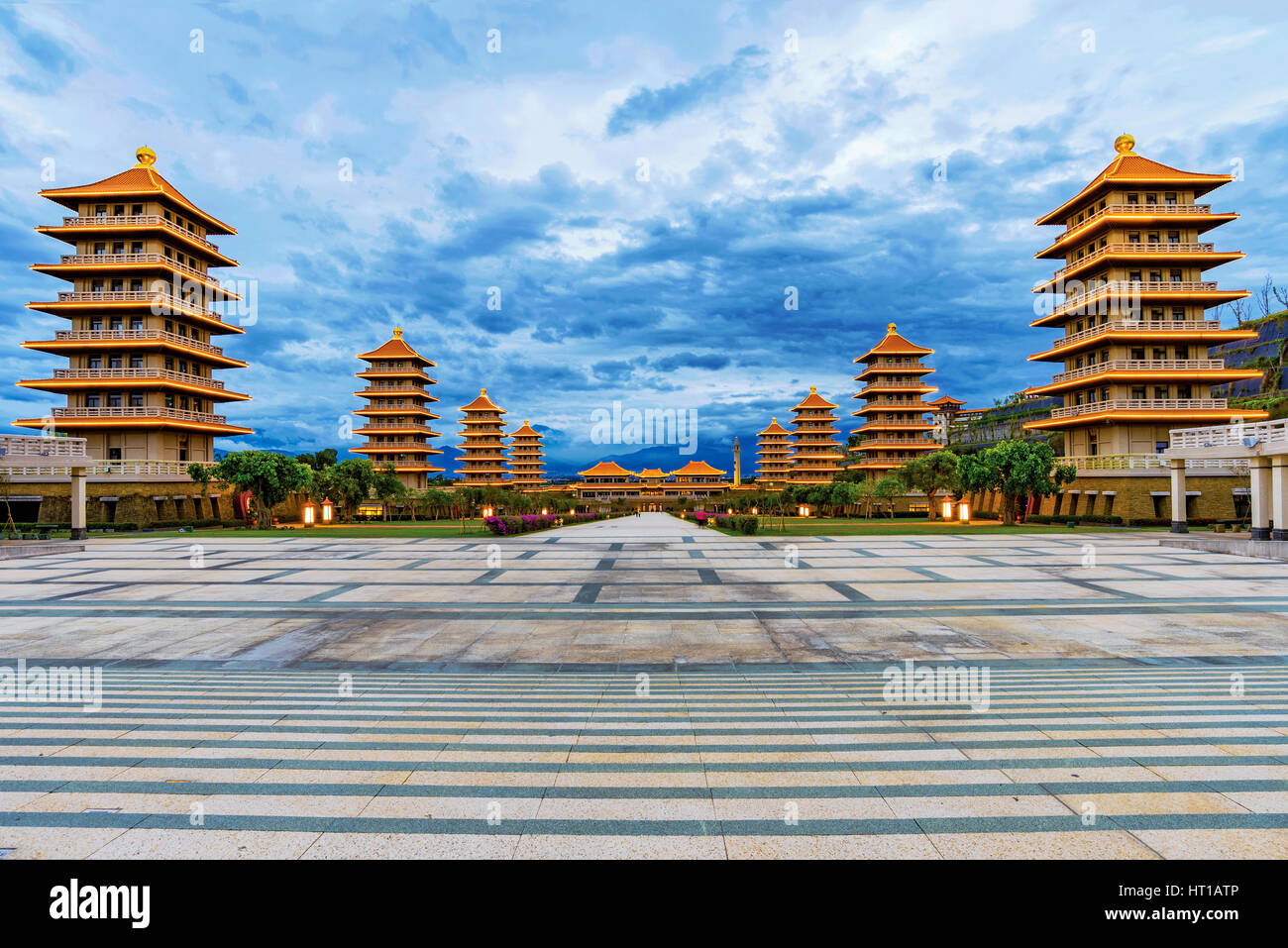 Belle vue sur la soirée de Fo Guang Shan buddha memorial center Banque D'Images