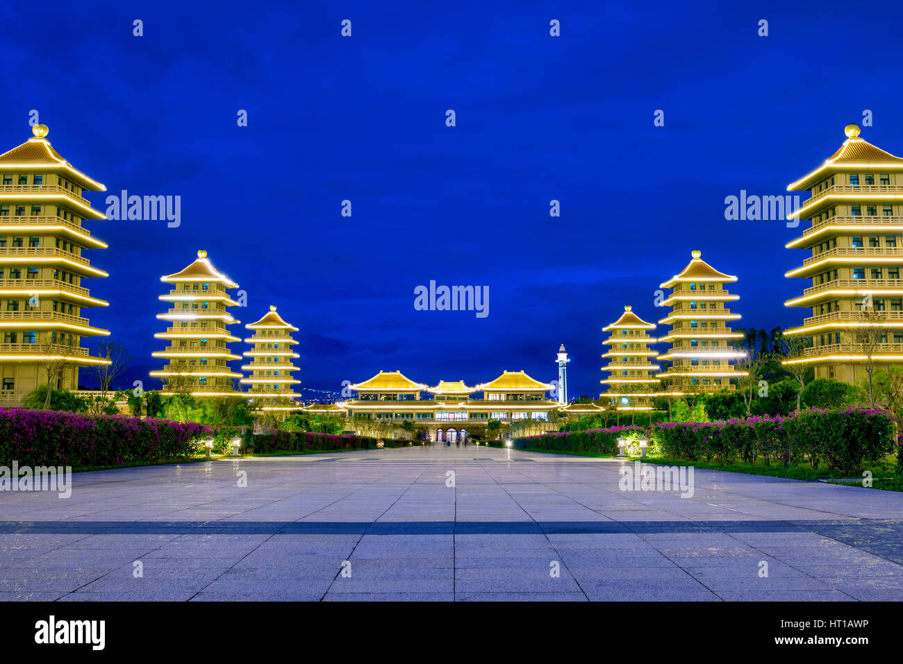 Avis de Fo Guang Shan architecture traditionnelle dans la nuit Banque D'Images