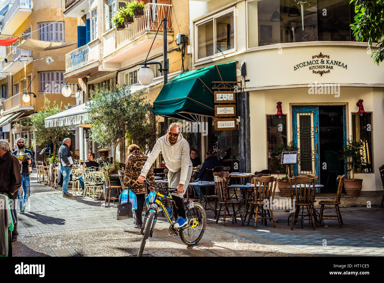 Nicosie, Chypre - 3 décembre : Cafétérias le long Onasagorou Street, un trottoir touristique populaire dans le centre de Nicosie le 3 décembre 2015. Banque D'Images