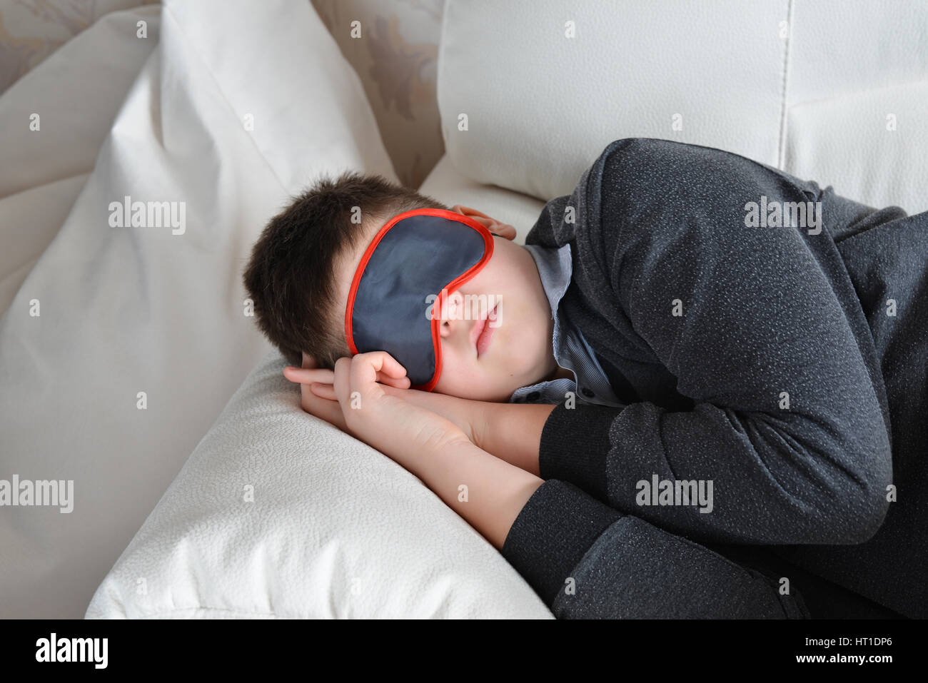 Dort le jour de l'adolescence en masque pour dormir Banque D'Images