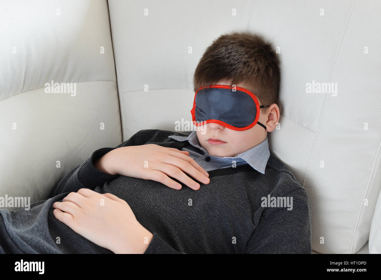 Dort le jour de l'adolescence en masque pour dormir Banque D'Images