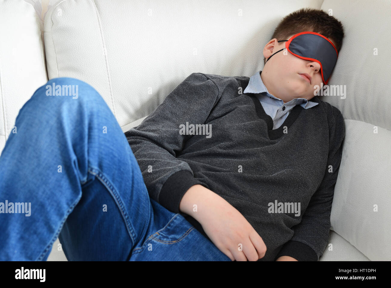 Dort le jour de l'adolescence en masque pour dormir Banque D'Images