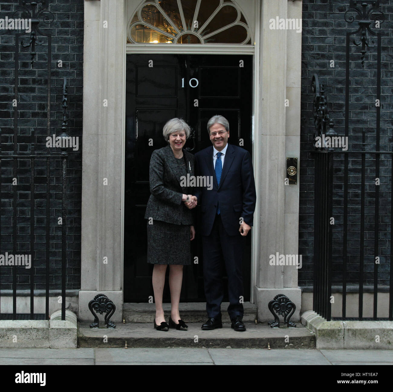 Premier ministre Theresa Mai et Premier ministre italien Paolo Gentiloni au n° 10 Downing street le 9 février 2017 à Londres Banque D'Images