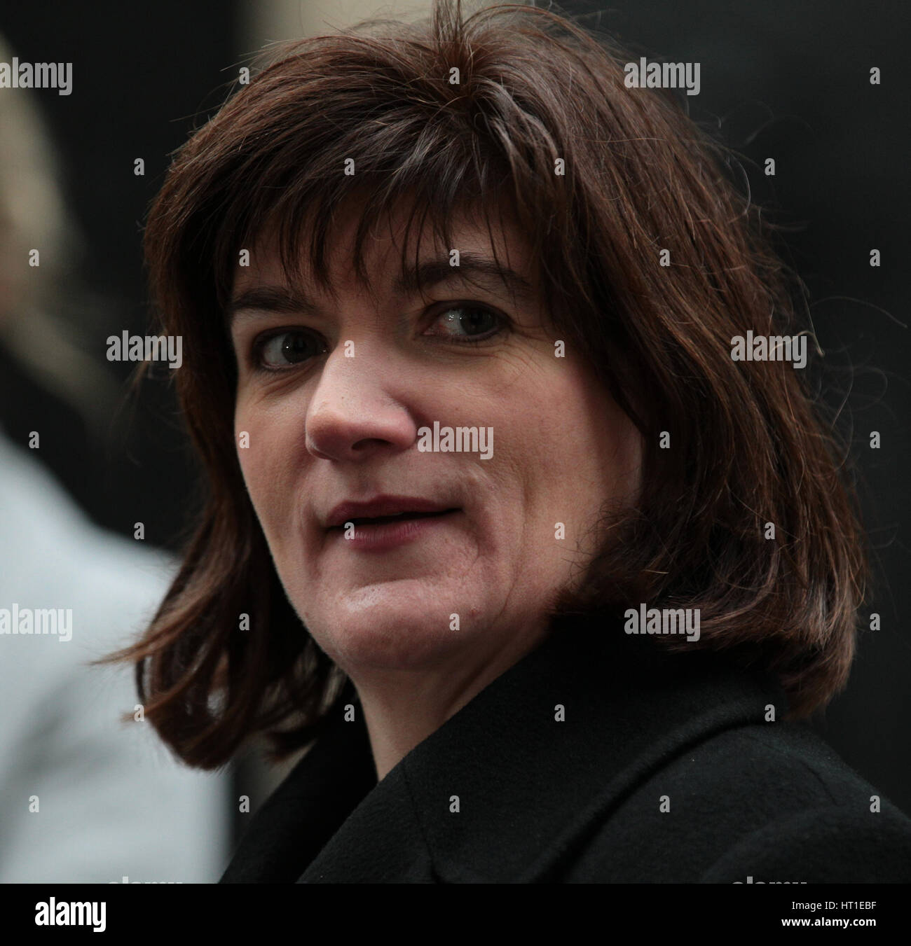 Nicky Morgan MP vu à Downing Street offrant une pétition pour sauver le Glenfield Children's Heart Center, le 9 février 2017 à Londres Banque D'Images