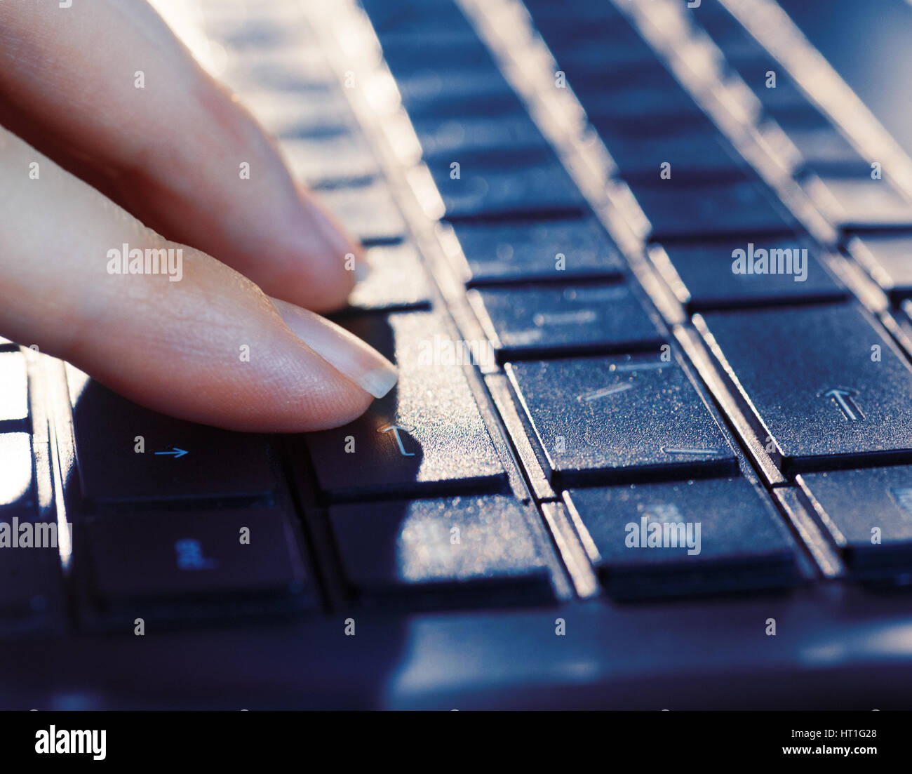 Les doigts du clavier de l'ordinateur portable close up Banque D'Images