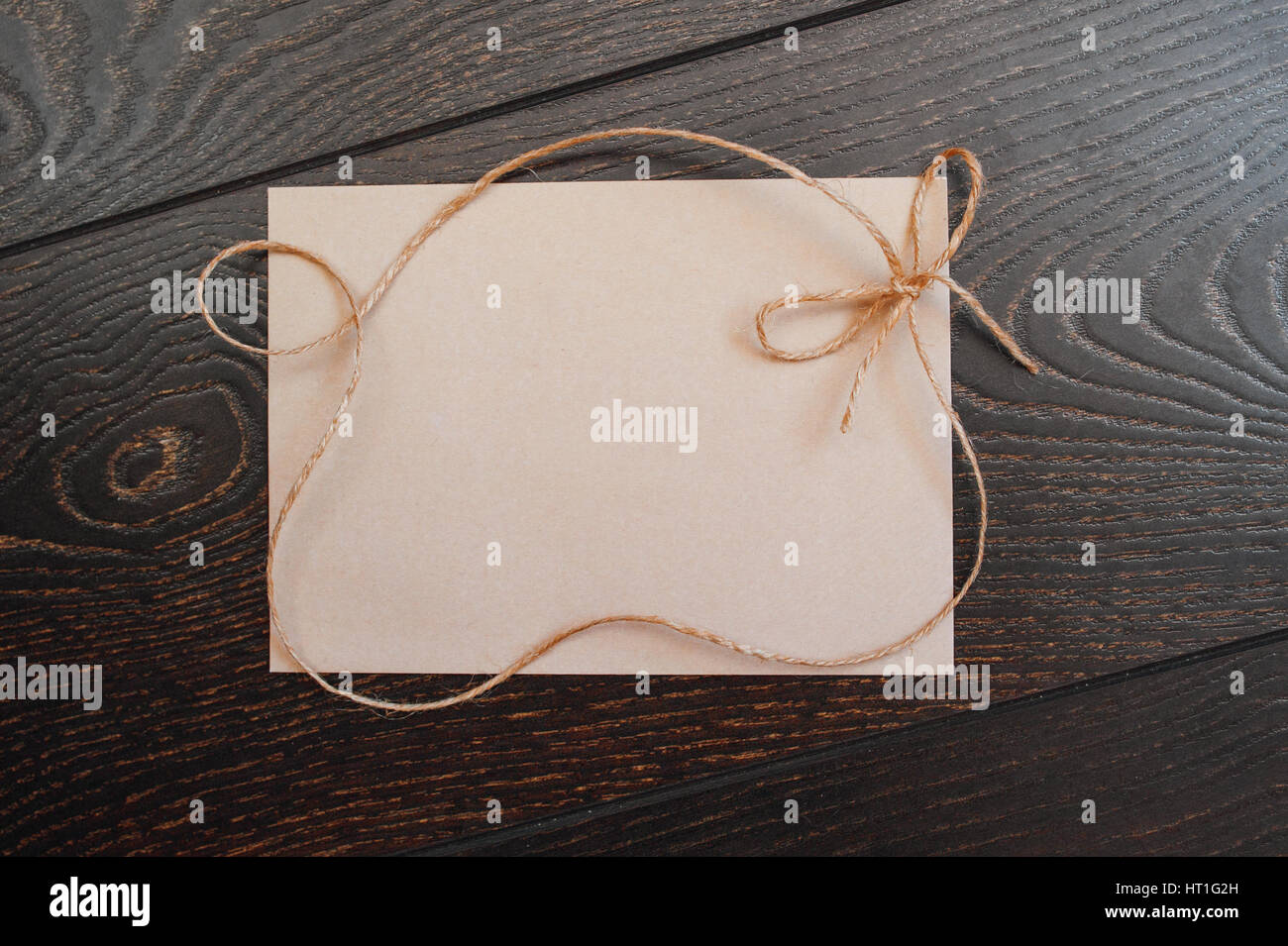 Feuille de papier kraft et de corde pour le châssis et la place pour le texte. Banque D'Images