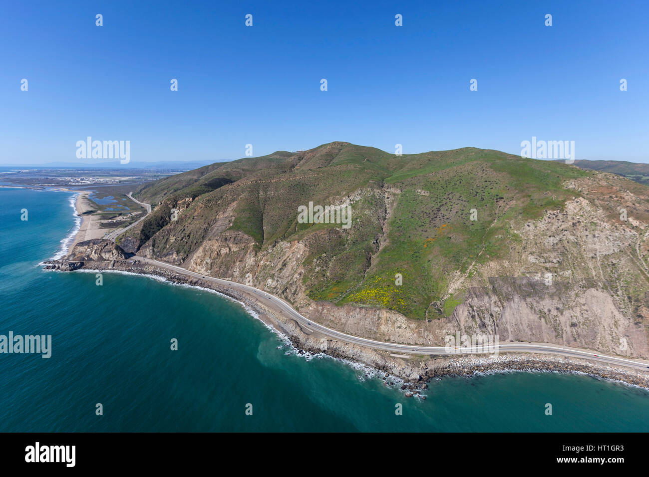 Vue aérienne de Point Mugu et Autoroute de la côte Pacifique dans le comté de Ventura, en Californie. Banque D'Images