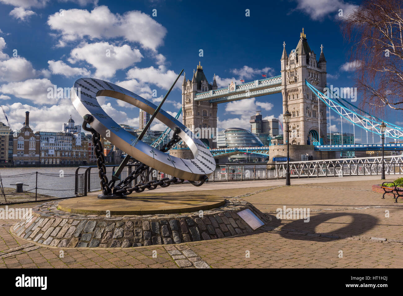 La Tour Hôtel Sundial, conçu par Wendy Taylor, avec le Tower Bridge en arrière-plan sur une journée froide mais lumineuse dans la capitale de Londres. Banque D'Images