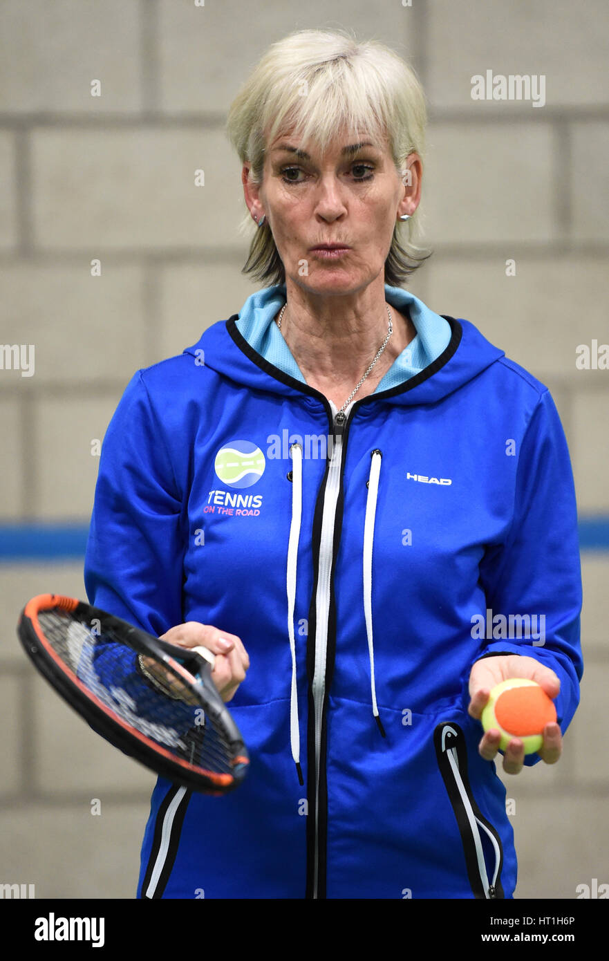 Judy Murray fait la promotion du tennis féminin à l'école St Georges pour filles d'Édimbourg, dans le cadre de la Journée mondiale du tennis. Banque D'Images