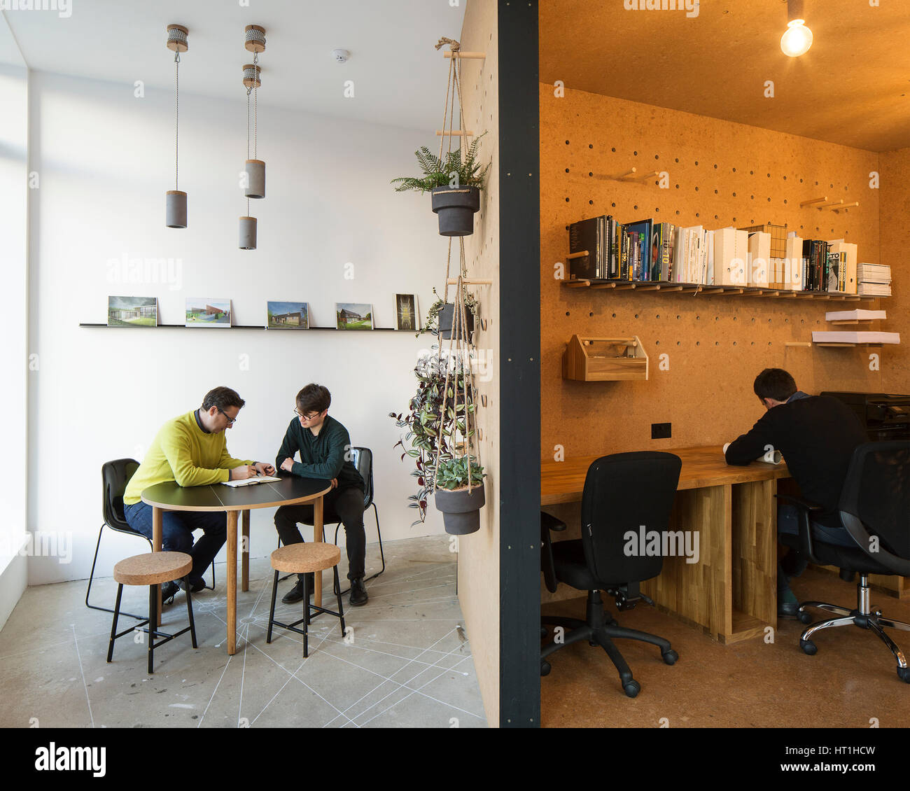 Vue de l'intérieur du liège clad pod. bureau et espace de discussion. Selenky Bureau Parson, Brockley, Royaume-Uni. Architecte : selenckyparsons, 2017. Banque D'Images