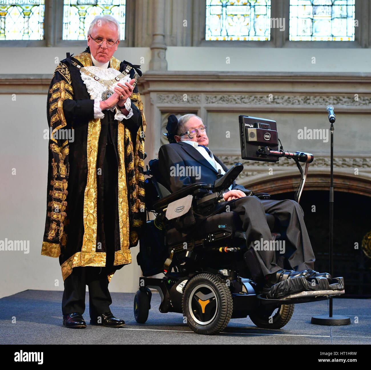 Le professeur Stephen Hawking reçoit la liberté d'honneur de la ville de Londres, en reconnaissance de sa contribution exceptionnelle à la physique théorique et la cosmologie, avec Lord Maire Andrew Parmley, au Guildhall de Londres. Banque D'Images