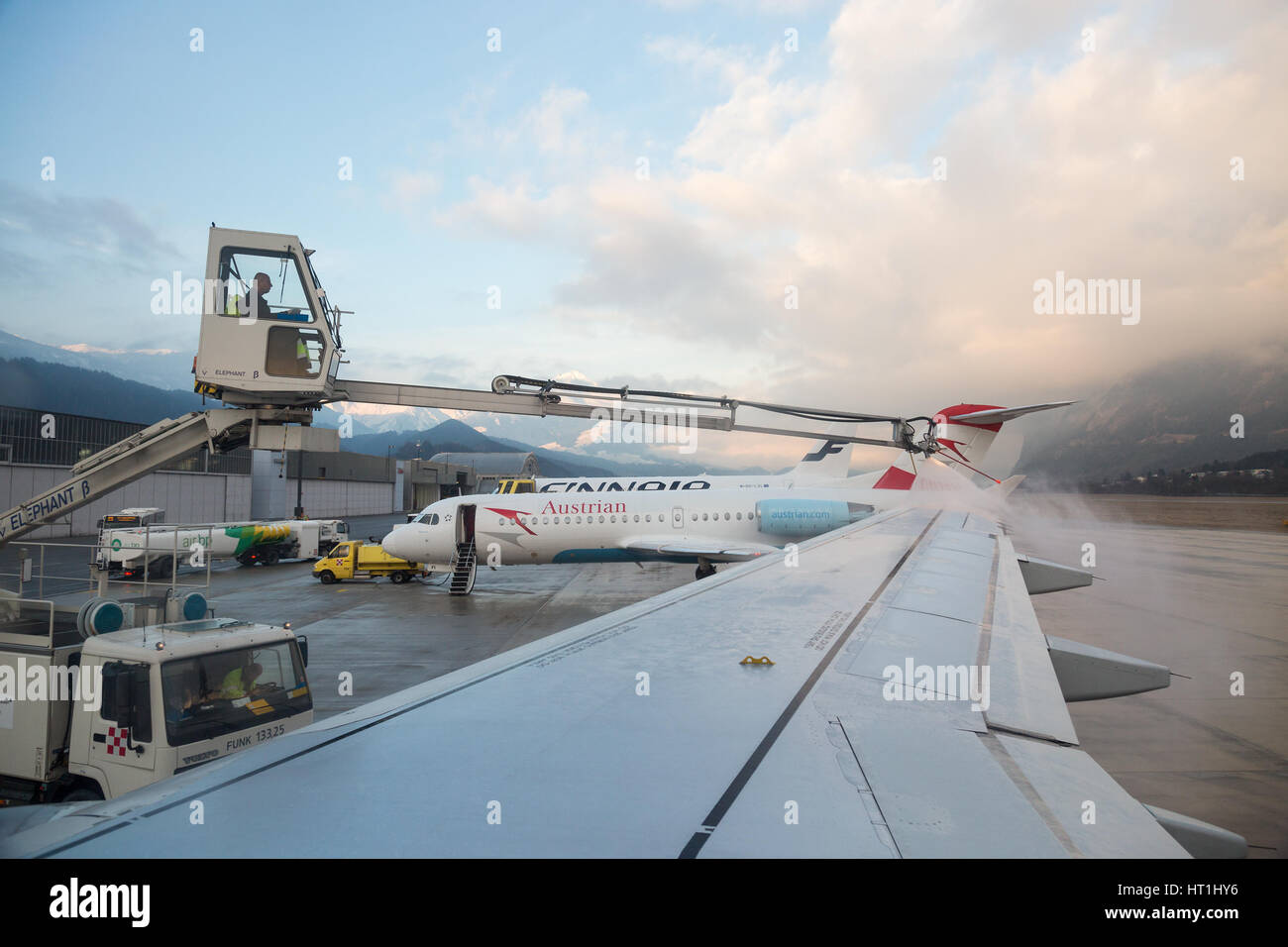 INNSBRUCK, Autriche - 25 février 2017 : véhicule de dégivrage de la pulvérisation sur une aile d'avion avant de décoller à l'aéroport d'Innsbruck. Banque D'Images