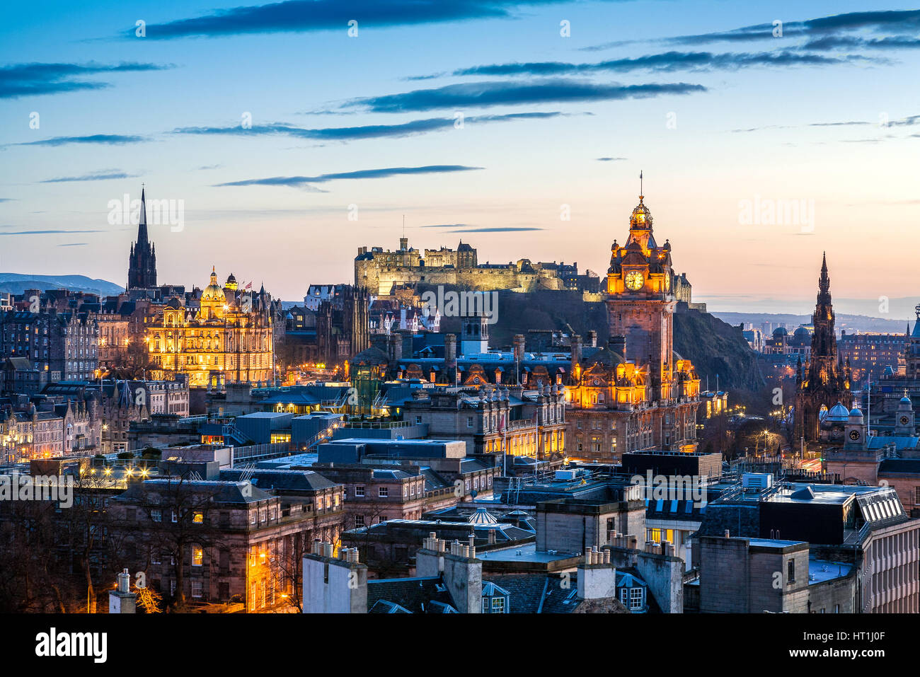 Des toits de Paris au coucher du soleil avec le traitement HDR. Paysage urbain : le château d'Édimbourg, l'Hôtel Balmoral Tour de l'horloge et le Scott Monument. Banque D'Images