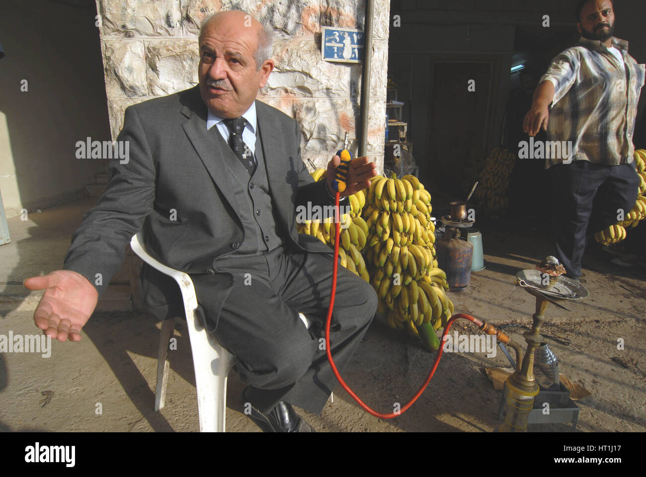 Kemal Dweil (bien connue de fabrique des dates et bananes) photographié à l'étude du marché des fruits et légumes - Jéricho - Cisjordanie Crédit © Senigallie Livio Banque D'Images
