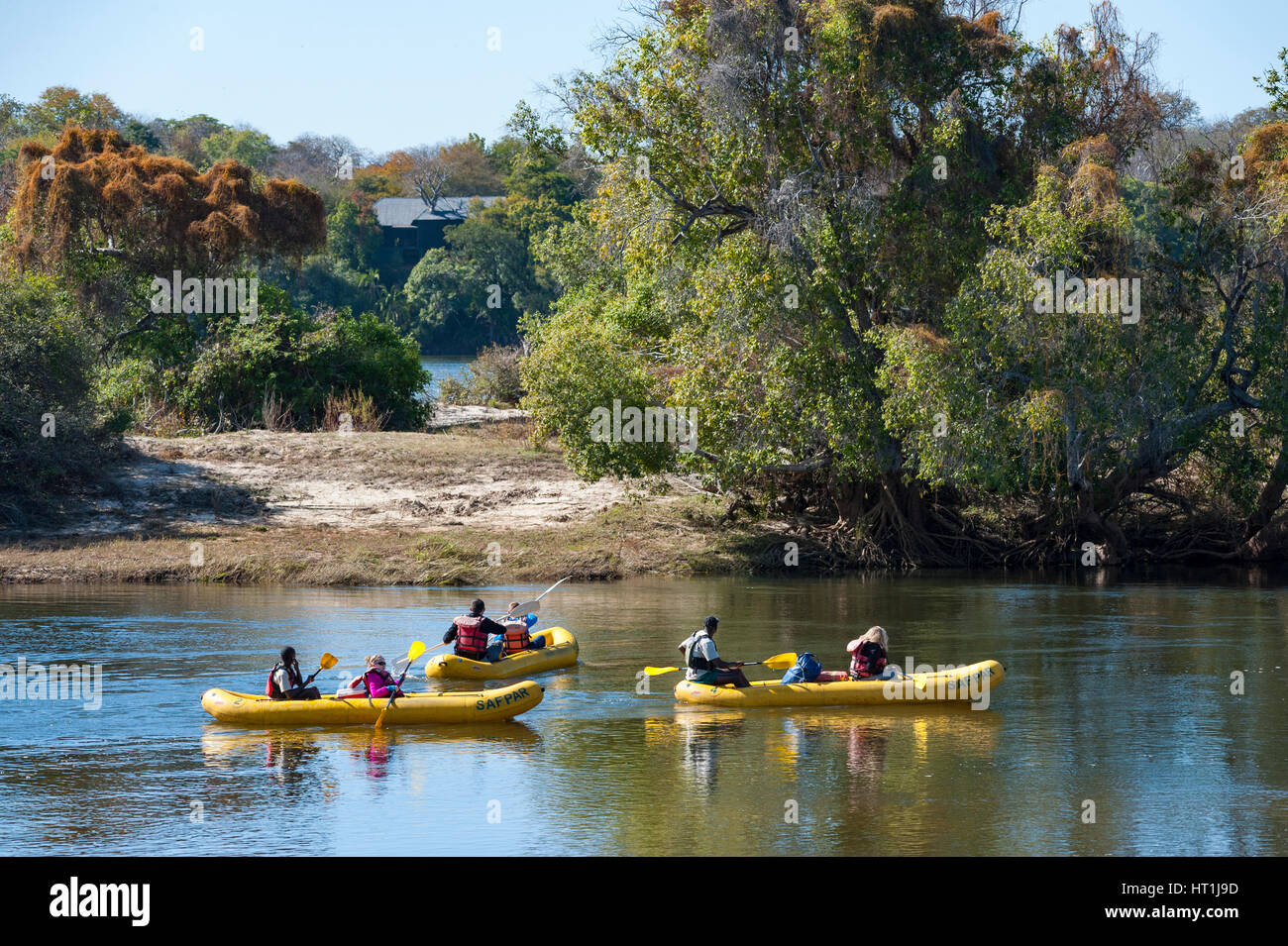 Les touristes ont vu du rafting sur la rivière Zambèze au Zimbabwe. Banque D'Images