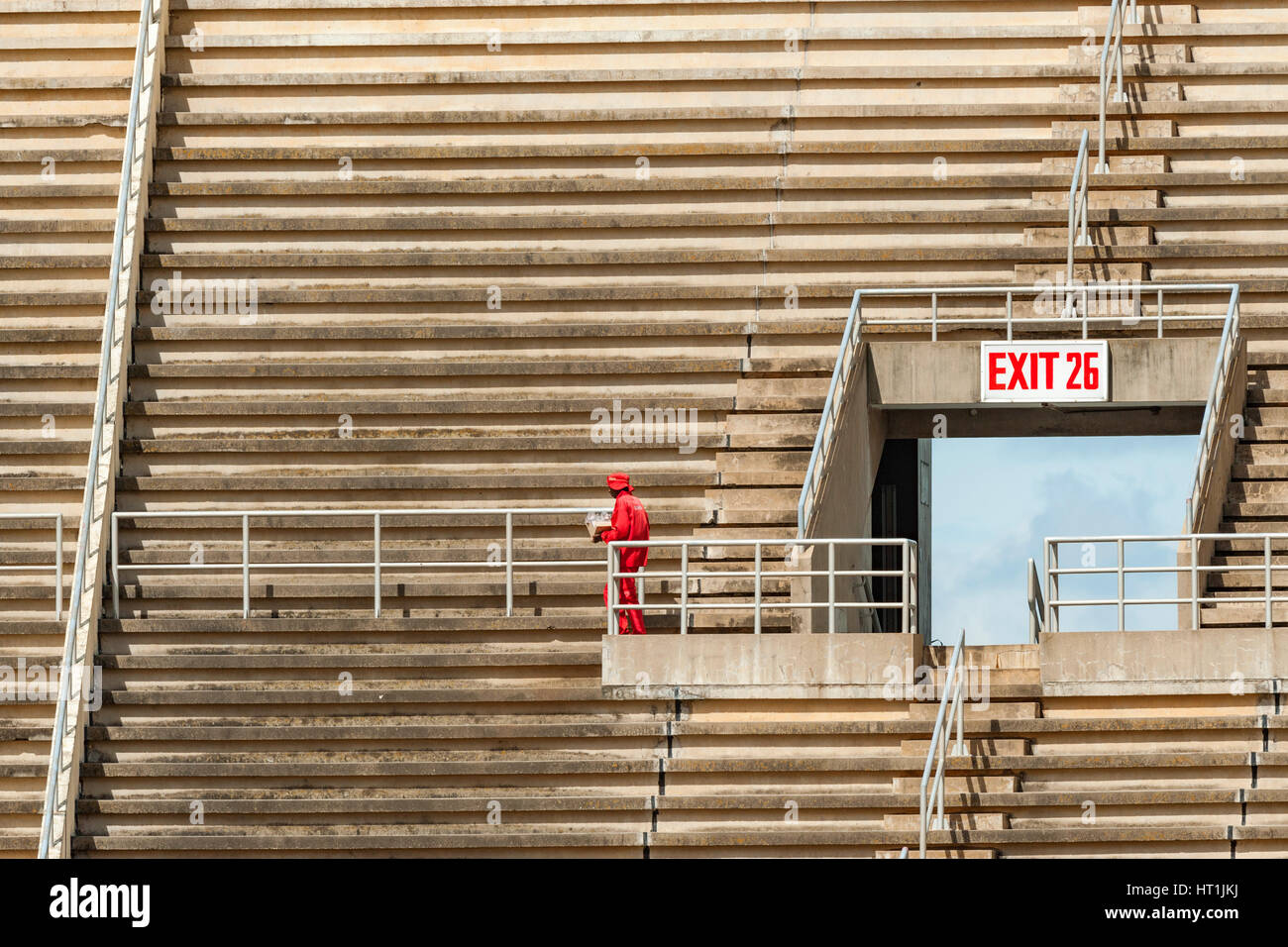 Un homme a vu marcher sur les marches du stade national de sports à Harare, au Zimbabwe. Banque D'Images