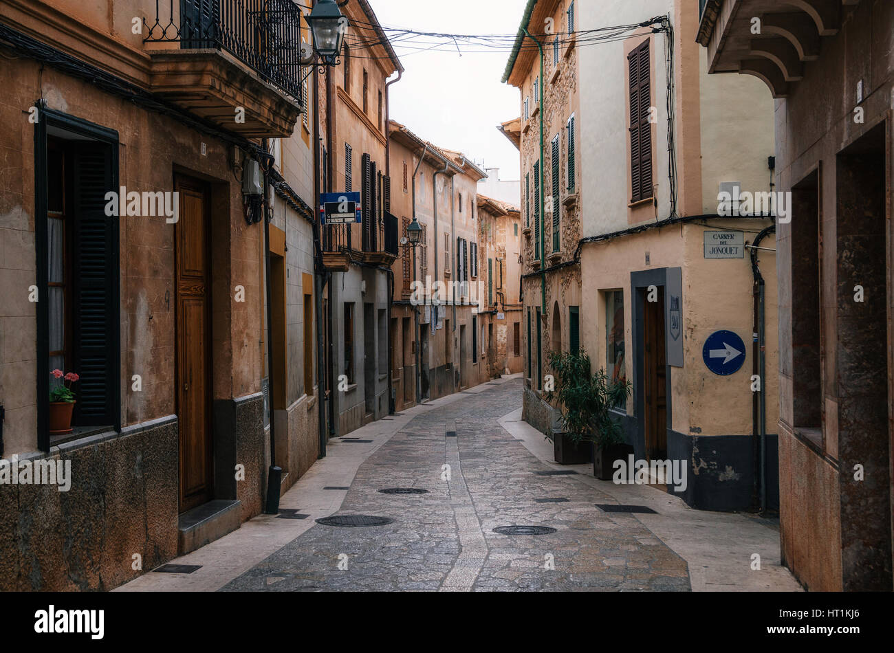 Rues étroites et sinueuses, dans la partie historique de la ville de Pollensa avec ses maisons traditionnelles en pierre, Mallorca, Espagne Banque D'Images