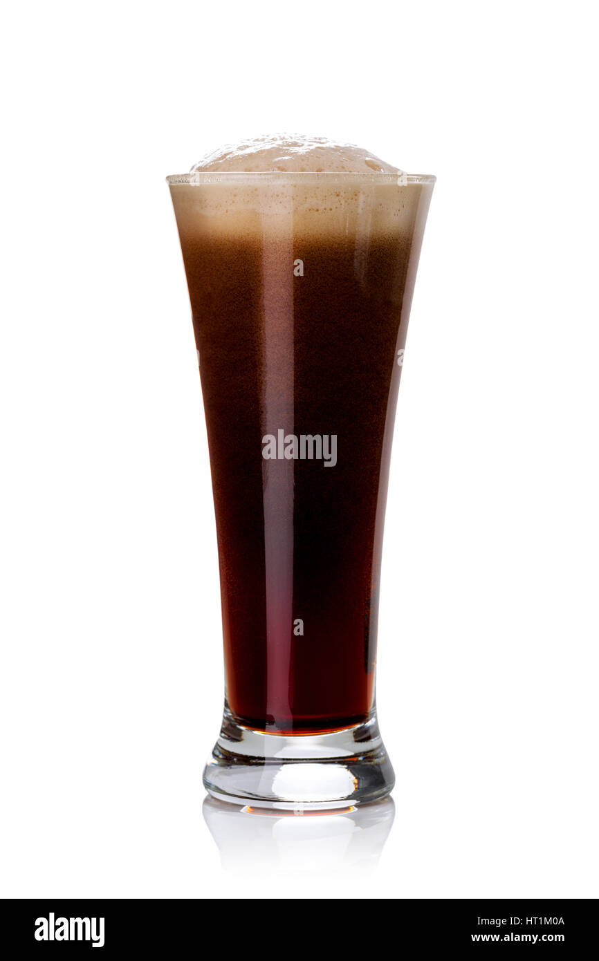 Verre de bière rempli de bière brune. Grand verre avec de la mousse sur fond blanc Banque D'Images