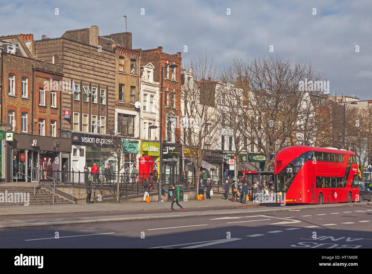La large artère principale de London's Upper Street, Islington Banque D'Images