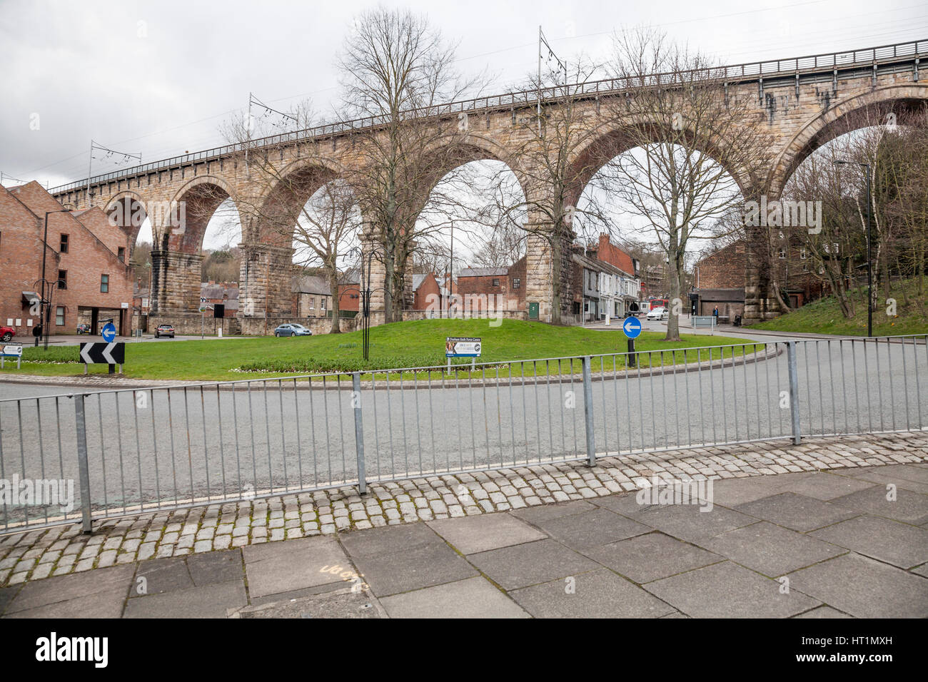 L'imposant viaduc de chemin de fer dans le centre-ville de Durham, Angleterre, Royaume-Uni Banque D'Images