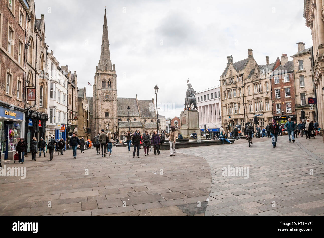 La place du marché animé dans le centre-ville de Durham, Angleterre, Royaume-Uni Banque D'Images