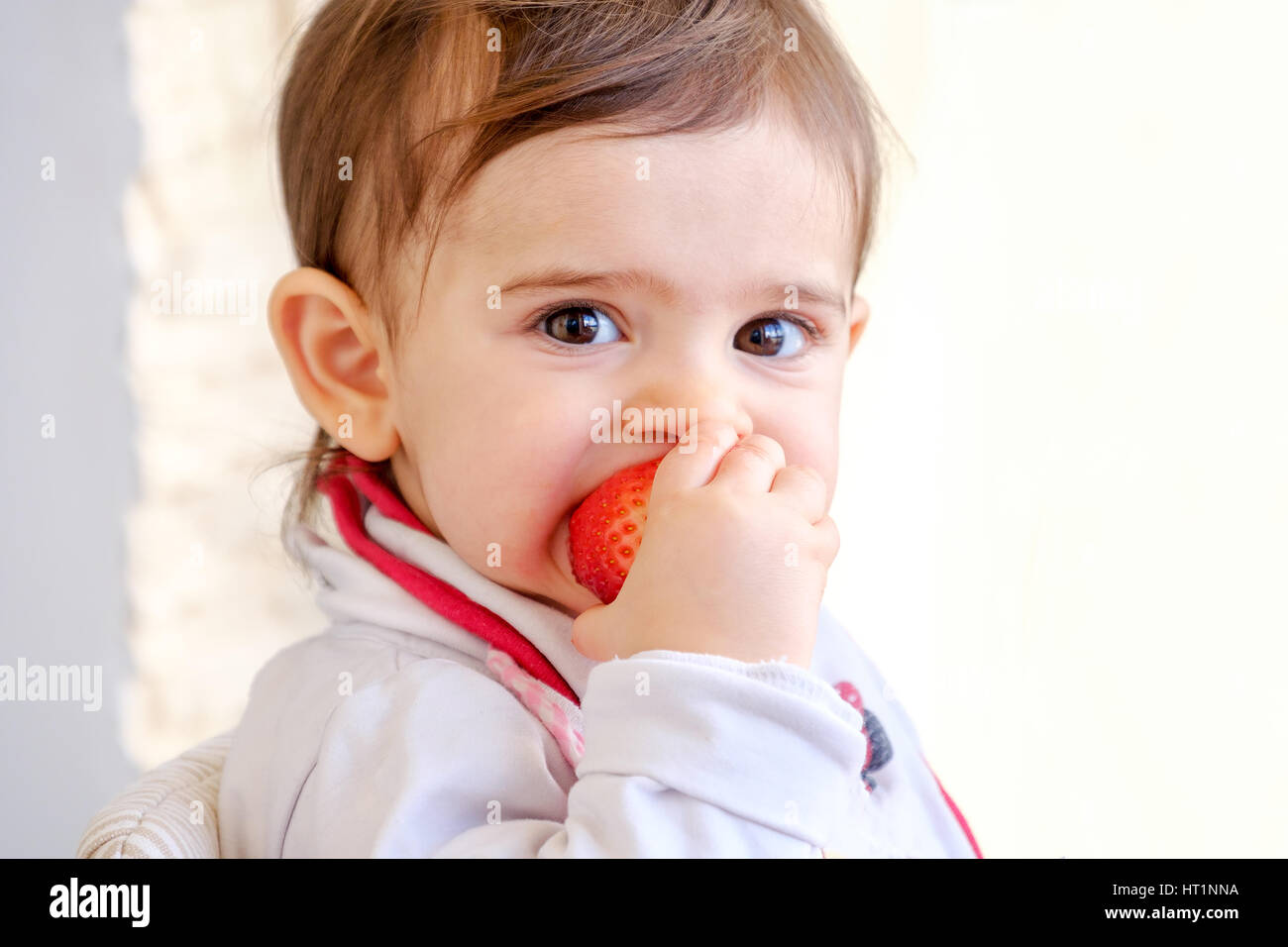 Morsure de bébé nouveau-né de fraises Fruits manger Banque D'Images