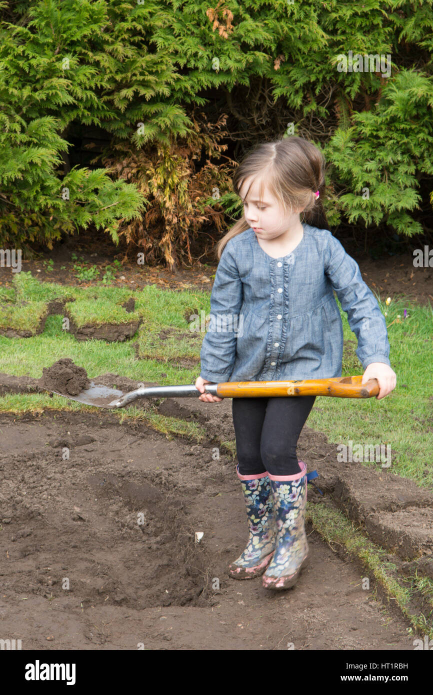 Jeune fille avec chat creuser l'étang de la faune dans le jardin Banque D'Images