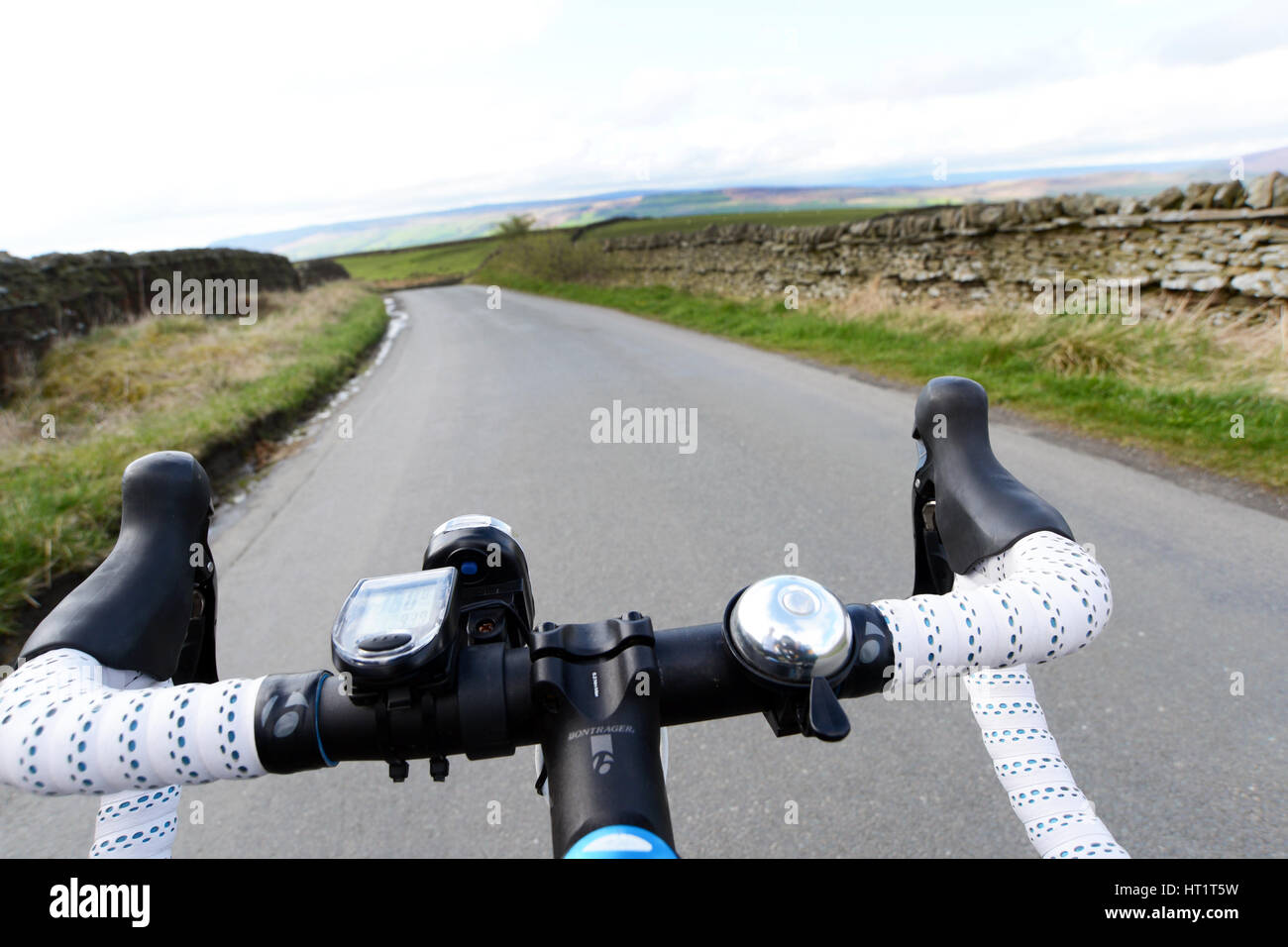 Randonnée à vélo le long d'une route de campagne très faible inclinaison du cycliste guidon Banque D'Images