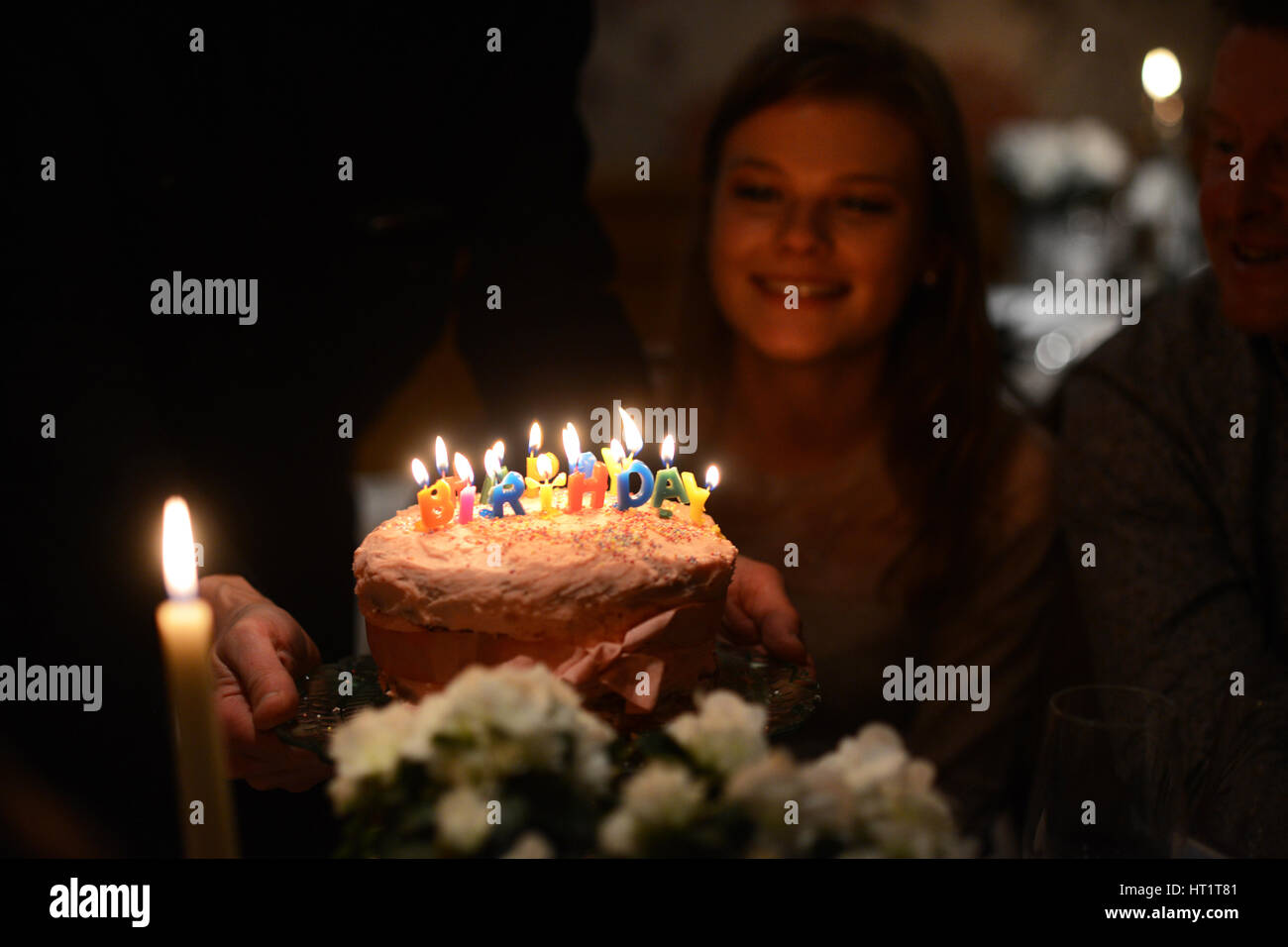 Gateau D Anniversaire Et Des Bougies Pour Une Jeune Fille De Dix Huit Ans Photo Stock Alamy Gateau D Anniversaire Et Des Bougies Pour Une Jeune Fille De Dix Huit Ans Photo Stock Alamy