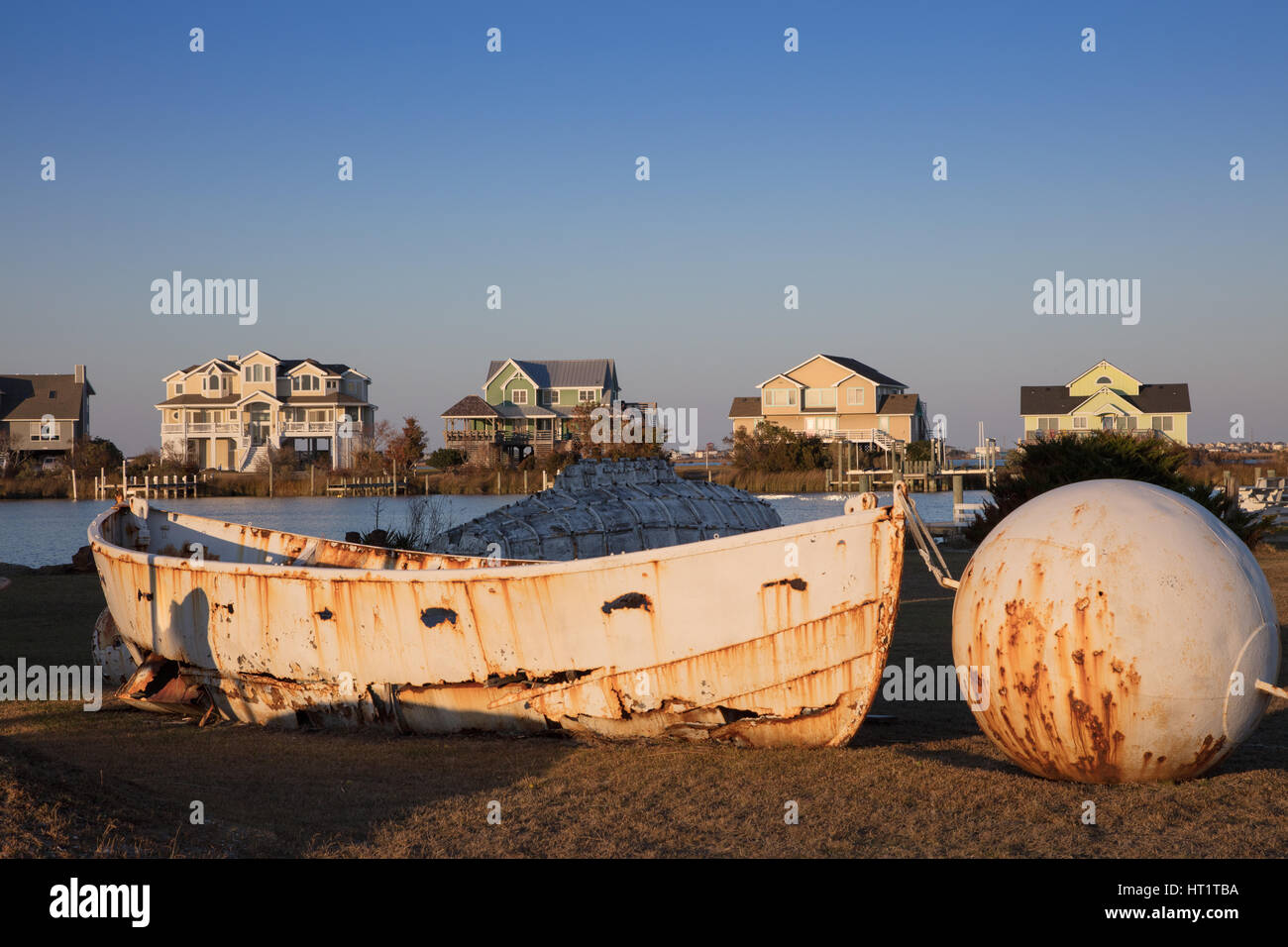 Vieux bateau et maisons à Nags Head, Caroline du Nord. Banque D'Images