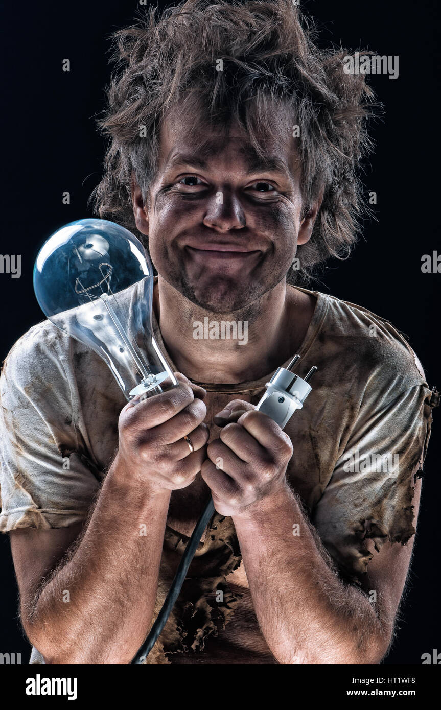 Portrait De L Homme Brule Avec Ampoule Et Prise Electrique Sur Fond Noir Jeune Homme Au Visage Brule Sale Dans Drole Expression Triste De L Electricite Photo Stock Alamy