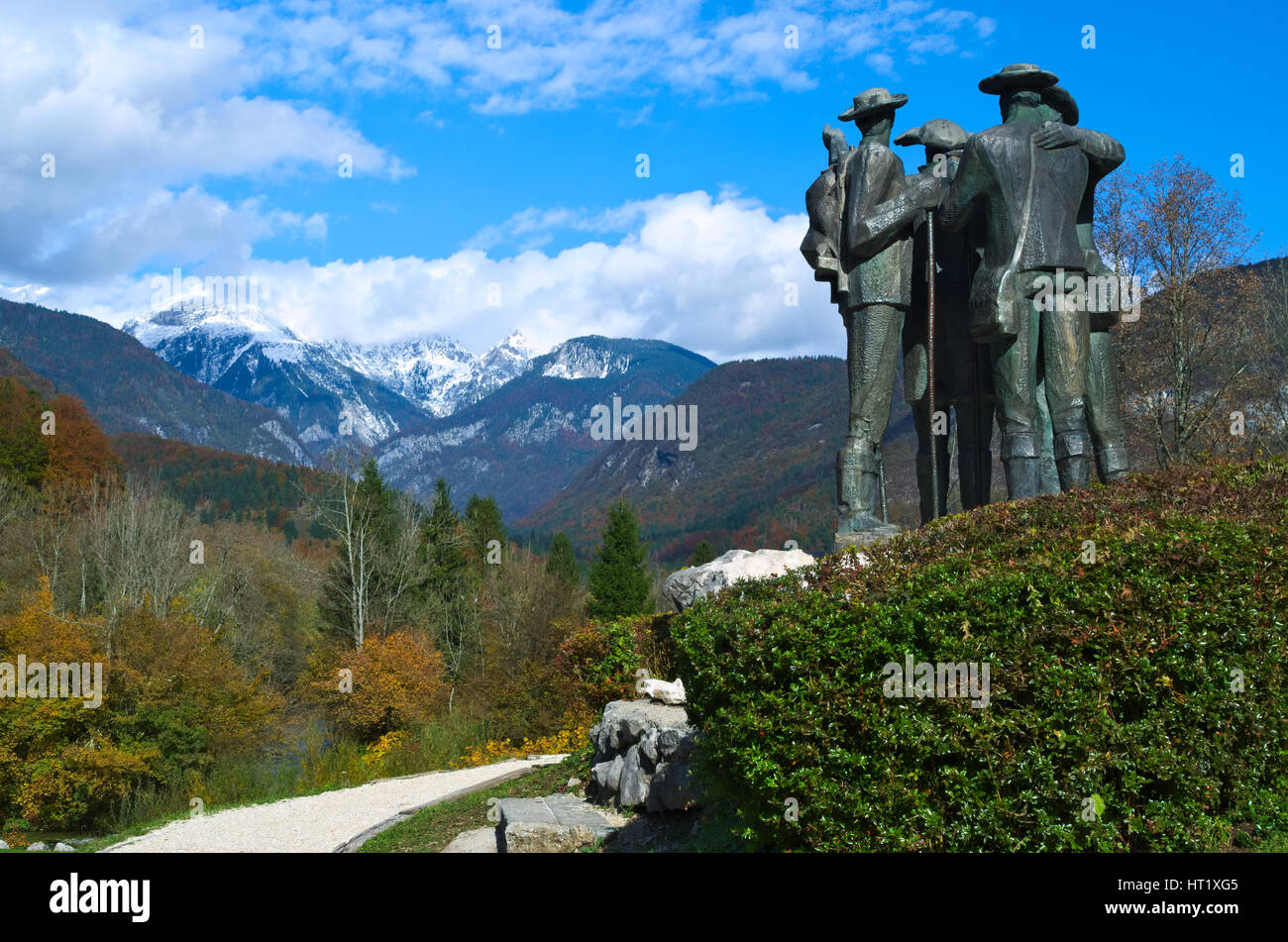 La première statue à quatre hommes qui montent le mont Triglav près l'église de Saint-Jean le Baptiste au lac de Bohinj (bohinjsko jezero), slov Banque D'Images