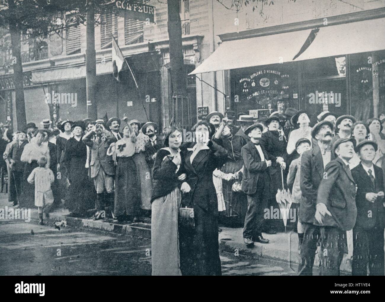 Paris foule regardant l'un des avions allemands survolant la ville, c1914. Artiste : Inconnu Banque D'Images