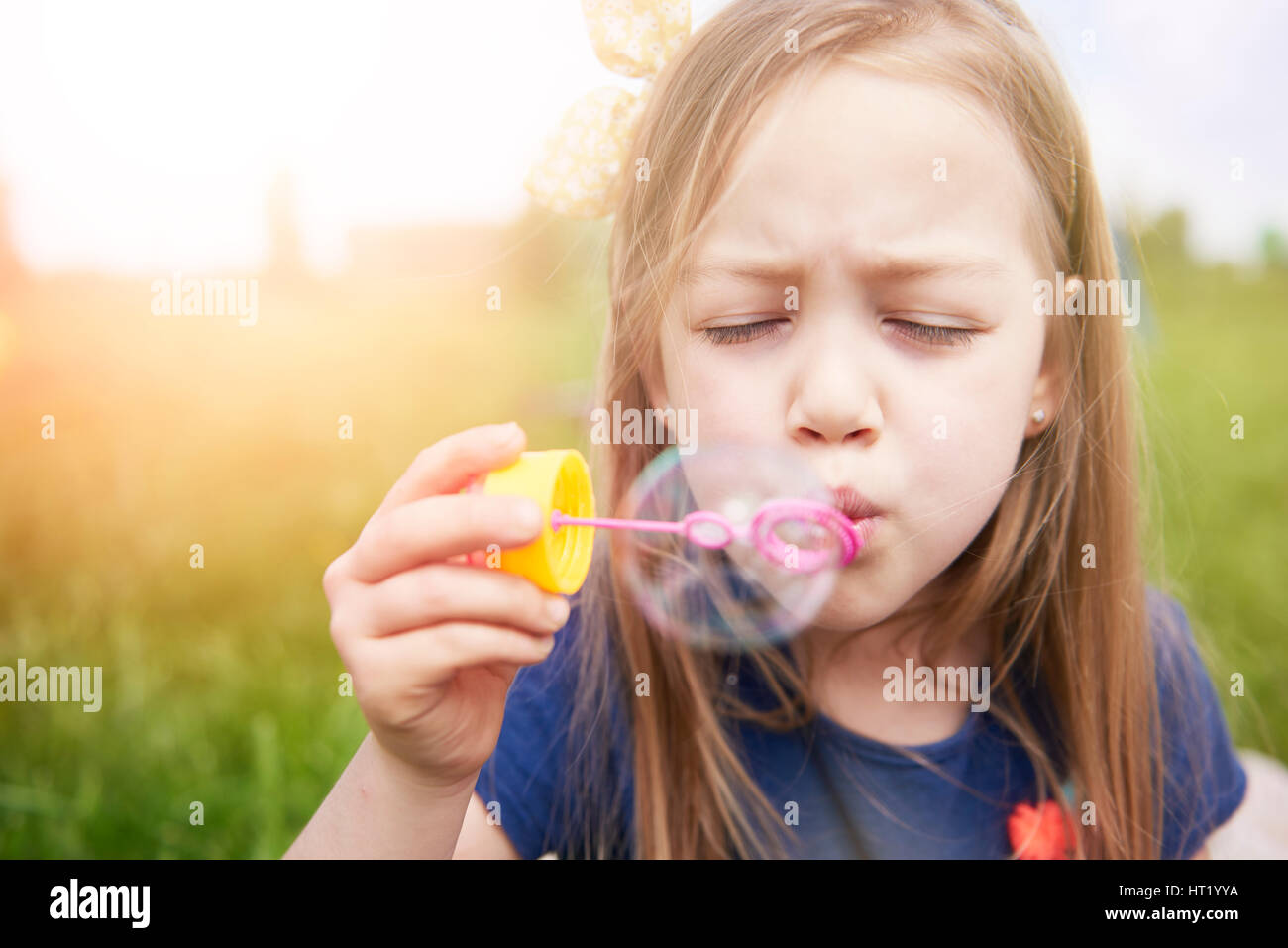 Petite fille avec de grandes bulles de savon Banque D'Images