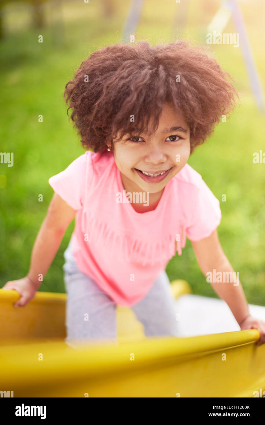 Jolie petite fille africaine dans l'aire de jeux Banque D'Images