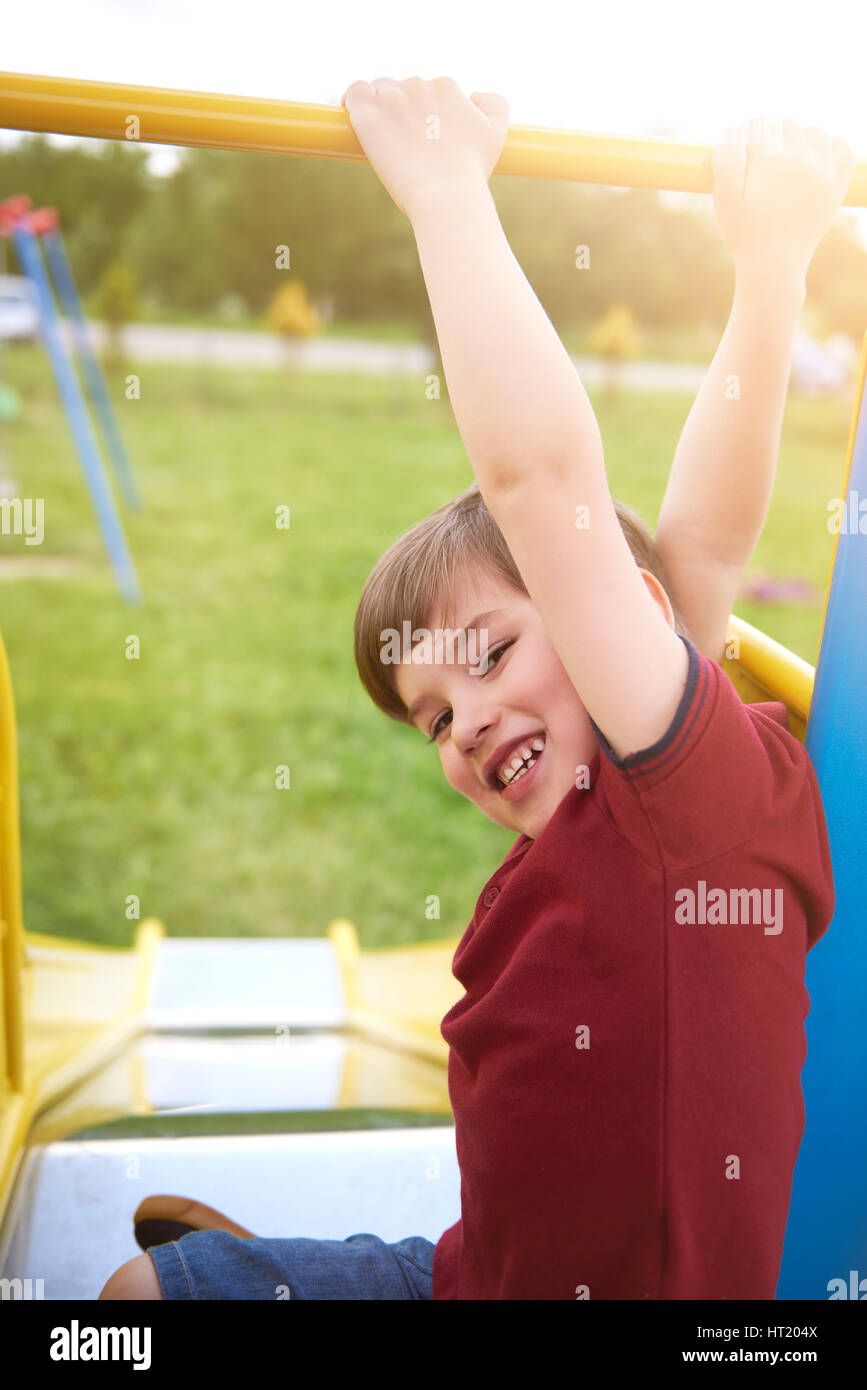 Il aime jouer au parc Banque D'Images