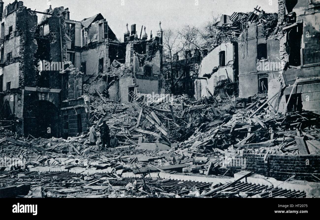 'Devastated bâtiments, de l'Inner Temple garden', 1941. Artiste : Inconnu. Banque D'Images