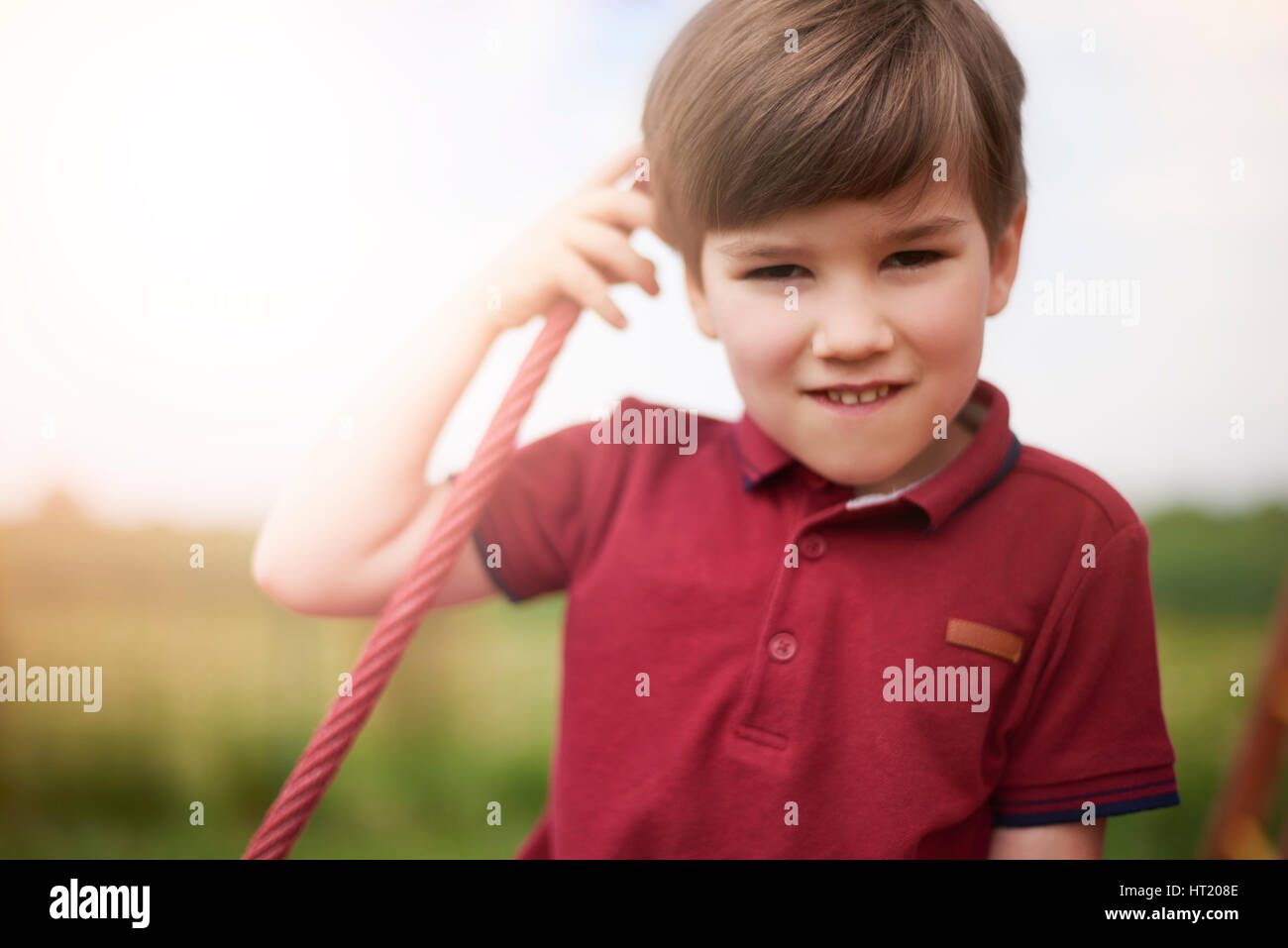 Portrait de petit garçon à l'aire de jeux Banque D'Images