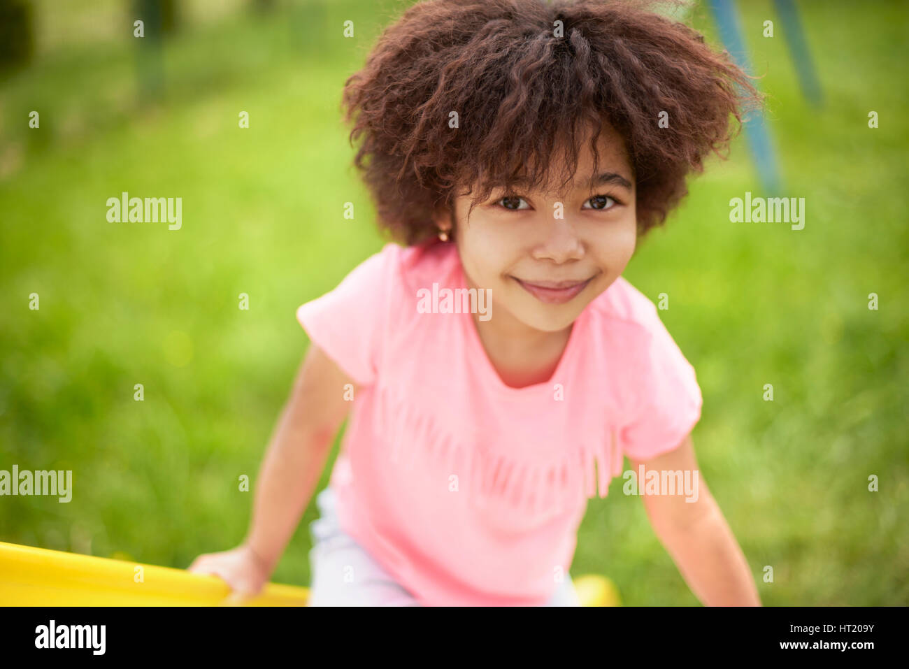 Jolie petite fille africaine dans l'aire de jeux Banque D'Images