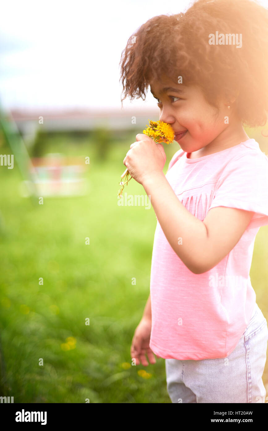 Belle fille africaine avec bouquet de fleurs sauvages Banque D'Images