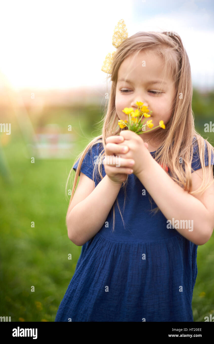 Little girl smelling bouquet de fleurs Banque D'Images