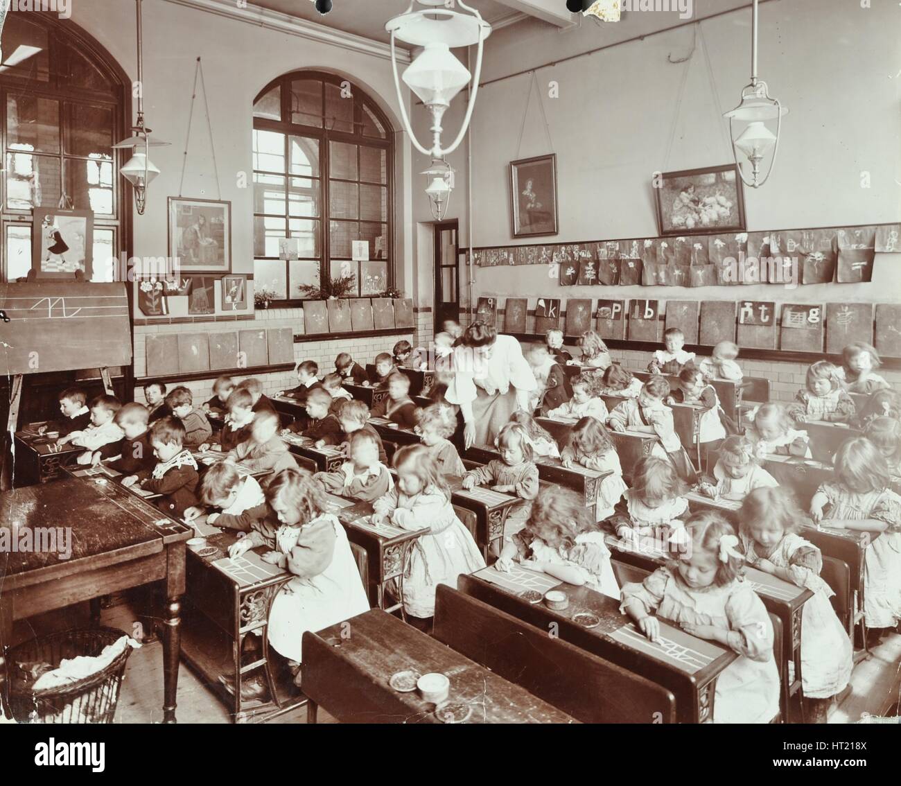 Leçon d'écriture, Hugh Myddelton School, Londres, Finsbury, 1906. Artiste : Inconnu. Banque D'Images