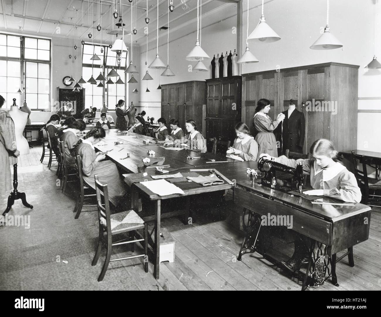Classe d'adaptation, Barrett Street Trade School for Girls, Londres, 1915. Artiste : Inconnu. Banque D'Images