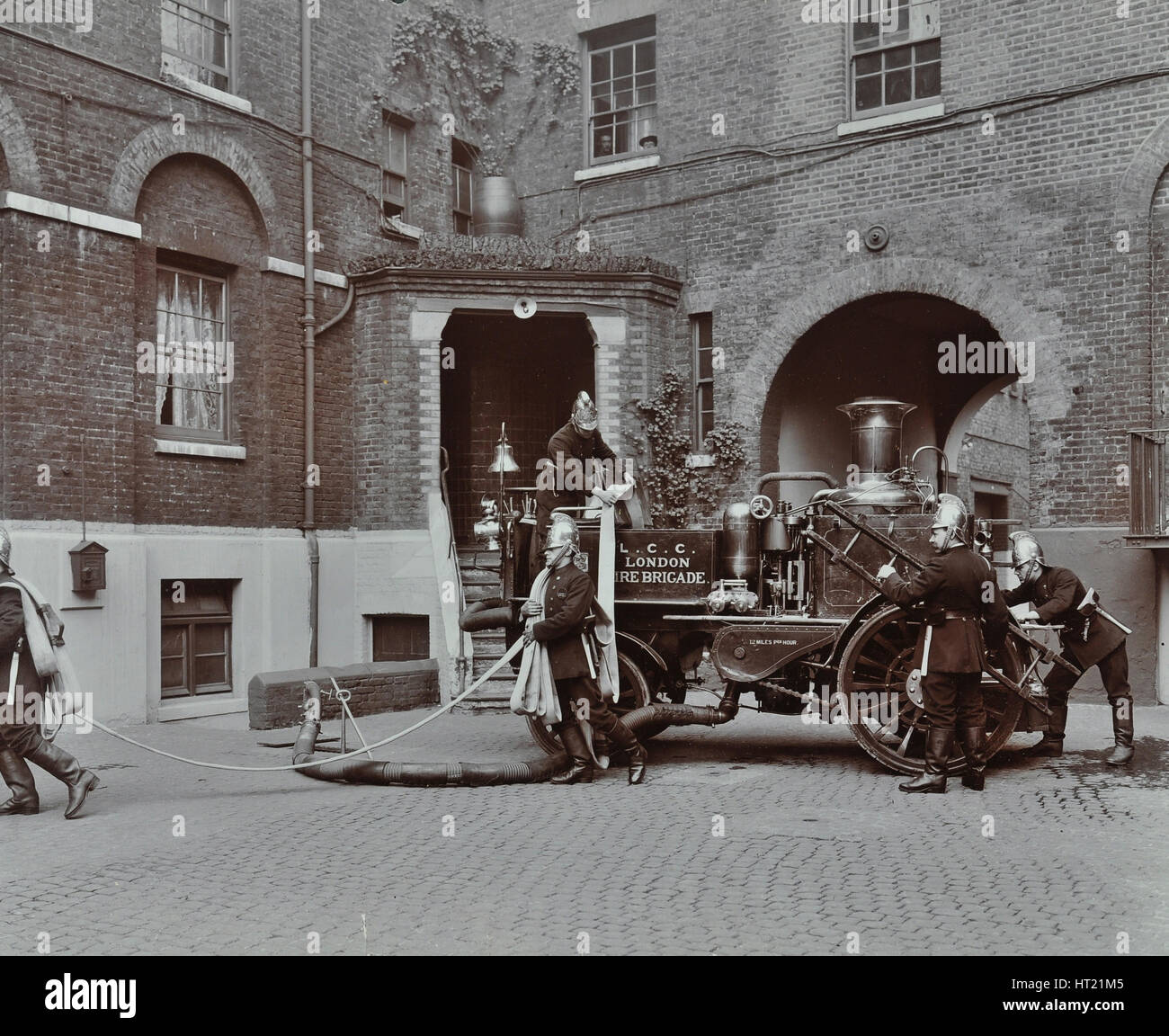 La démonstration des pompiers à vapeur moteur flexibles, London Fire Brigade, Londres, 1910. Artiste : Inconnu. Banque D'Images