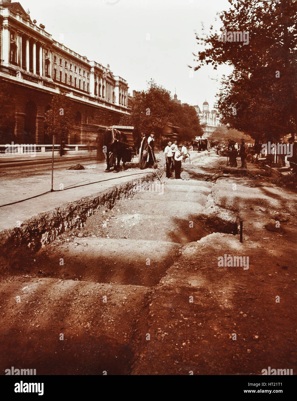 Au cours de l'arches de fer du district d'exposition pendant l'electricification tramway, Londres, 1906. Artiste : Inconnu. Banque D'Images
