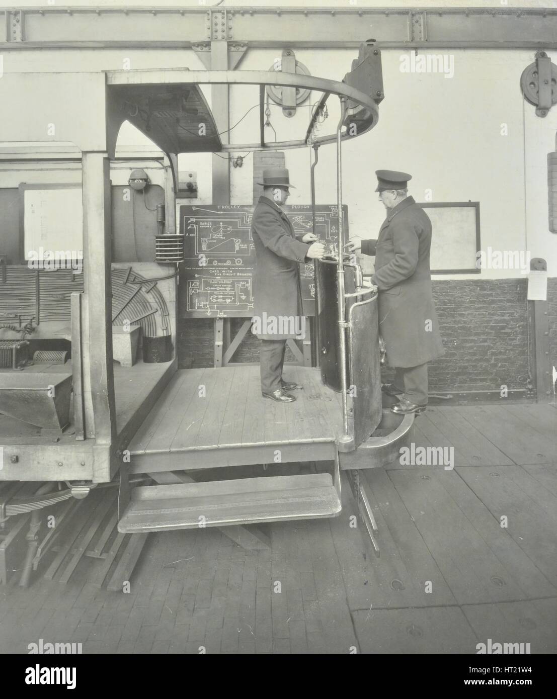 Pilote l'apprenant en cours d'instruction dans une maquette de voiture de tramway cab, Londres, 1932. Artiste : Inconnu. Banque D'Images