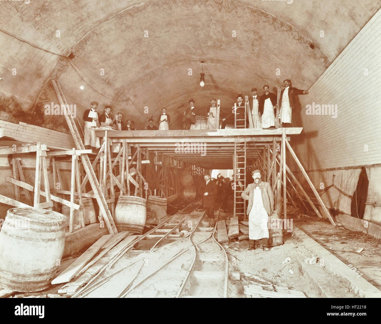 Le carrelage des ouvriers Rotherhithe Tunnel, Londres, décembre 1907. Artiste : Inconnu. Banque D'Images