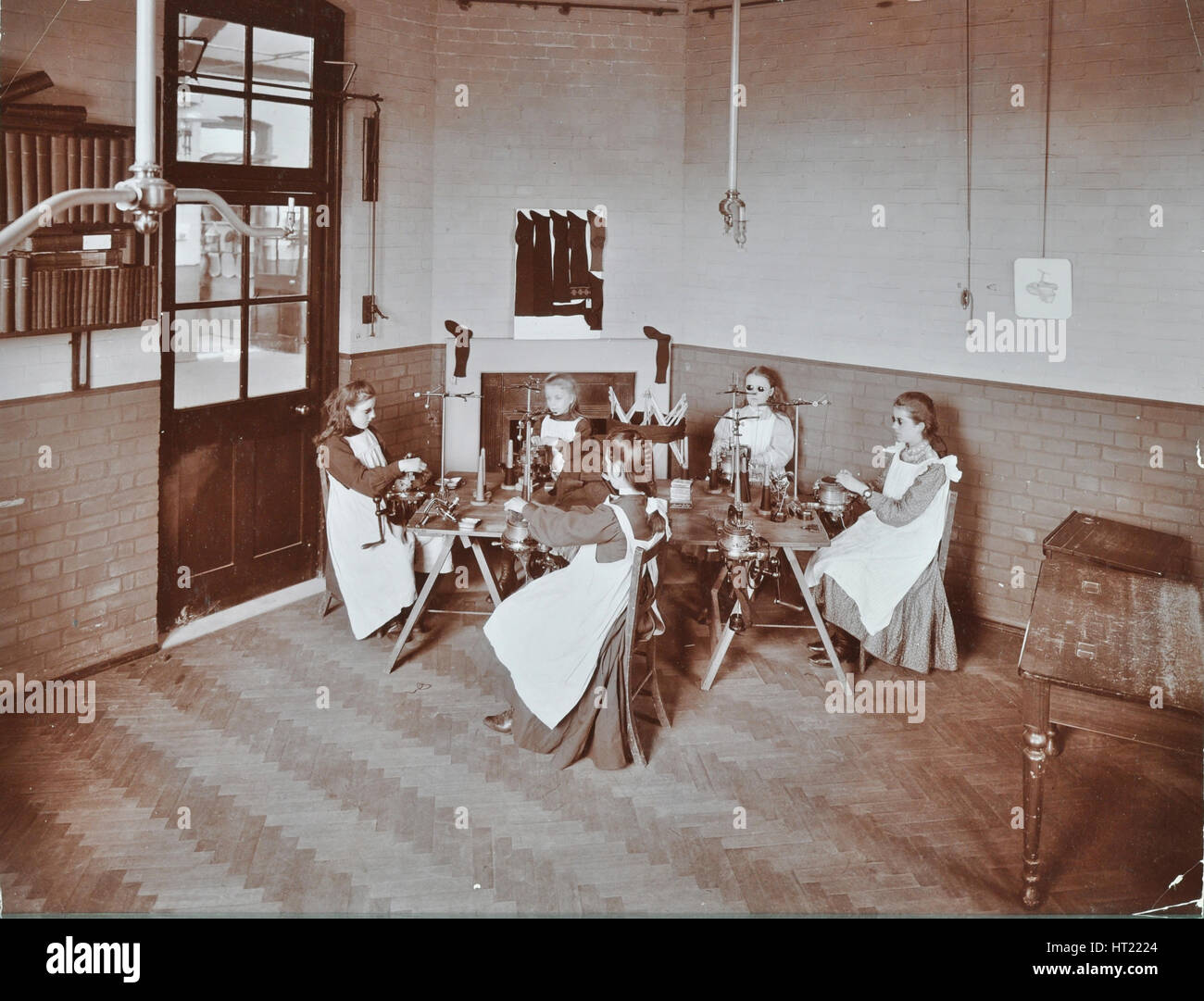 Chaussettes tricot filles par la machine à l'Elm Lodge l'école pour jeunes filles aveugles, Londres, 1908. Artiste : Inconnu. Banque D'Images
